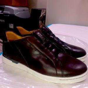 Mens 9.5 W Kizik easy-on leather shoes